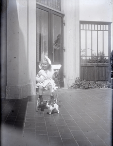 19-1703 Kindje met pop, waarschijnlijk op het terras bij het huize Vredelust van de familie Van Randwijck te Rossum