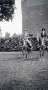 19-1680 Een man en vrouw te paard