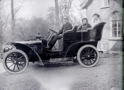 19-1687 Gezelschap in een auto (van Maurits van Randwijck, burgemeester van Rossum)