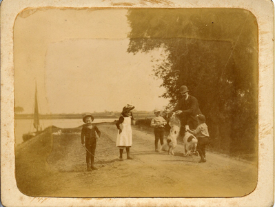 19-1708 Maurits van Randwijck (1858-1934) met de honden Presto en Juno. Van links naar rechts de kinderen Pim Boellaard ...