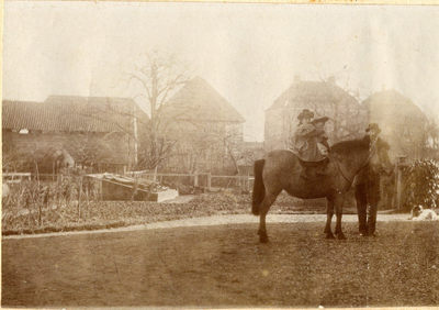 19-1712 Maurits van Randwijck (1858-1934) met twee (van zijn) kinderen op een paard