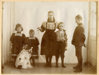 19-1714 Kinderen Maurits van Randwijck (1858-1934) en Henriette Anna Geertruid Böhtlingk (1858-19??): van links naar ...