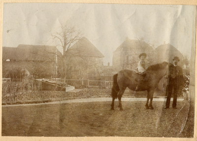 19-1715 Maurits van Randwijck (1858-1934) met een (van zijn) kind op een paard