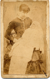 19-1719 Adolf Pieter Hendrik Boellaard (1882-19) met waarschijnlijk zijn moeder Paulina Helena Boellaard0-van Randwijck ...