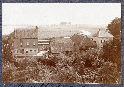 19-1724 Uitzicht vanaf de windmolen op 'het klooster'