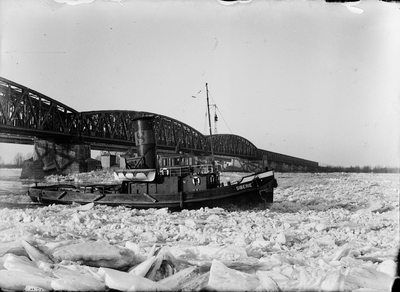 1104221 Ijsbreker Siberie ter hoogte van de spoorbrug bij Zaltbommel