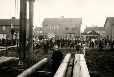 14-11 Vakkundig werden de eerste palen in de grond gedreven voor de bouw van de Mgr. Zwijsenschool (van de katholieke ...