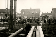 14-11 Vakkundig werden de eerste palen in de grond gedreven voor de bouw van de Mgr. Zwijsenschool (van de katholieke ...