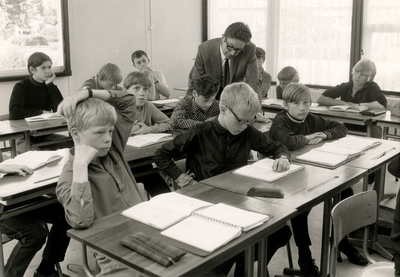 14-24 Klas van de MAVO met de heer Heyer als docent. Namen van de leerlingen onbekend.