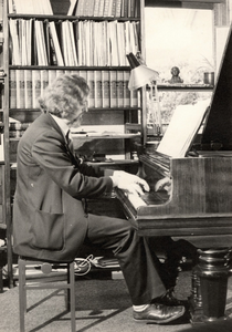 14-40 Organist de heer P. van Korlaar uit Kerkdriel. Ter gelegenheid van een koffieconcert dat hij op 2 november 1980 ...