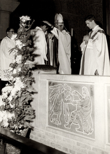 14-50 Op 27 september 1970 werd in de Sint Martinuskerk te Kerkdriel de heer L. van Beurden door Mgr. Bluyssen tot ...