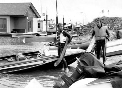 14-85 Twee watersporters bij watersportcentrum Den Bol aan de Maasbandijk te Kerkdriel. Links op de foto de heer Van ...