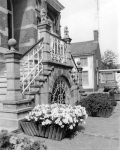 14-88 Bordes van het gemeentehuis van Maasdriel aan het Mgr. Zwijsenplein te Kerkdriel. Op de voorgrond enkele mooie ...