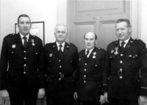 14-89 Vier jubilarissen bij de vrijwillige brandweer van Maasdriel. Van links naar rechts Van Gent, voor 10 jaar, J. ...