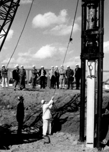 14-91 De eerste paal voor zwembad De Kreek in Kerkdriel wordt de grond in gedreven door burgemeester Van Gils.