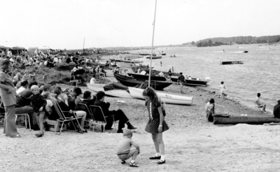 14-93 Publiek dat zit te kijken naar het waterskiën op de Maas aan Den Bol te Kerkdriel.