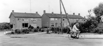 14-97 Hoek Kromsteeg/St. Annatroonstraat te Kerkdriel en een onbekende persoon op de fiets met een kind achterop.