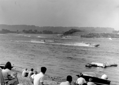 14-104 Waterskiraces op de Maas aan Den Bol in Kerkdriel.