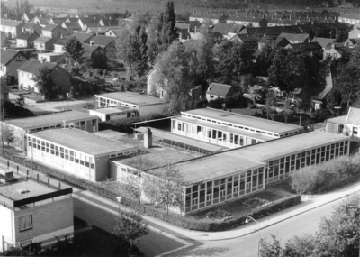 14-121 Luchtfoto van de R.K. Paulus MAVO op de hoek Hertog Arnoldstraat/Julianastraat in Kerkdriel.