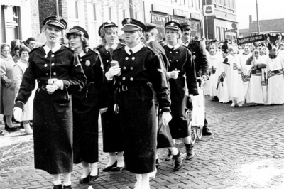 14-125 Een gedeelte van de carnavalsoptocht in Kerkdriel van een groepje vrouwelijke politieagenten te weten G. ...