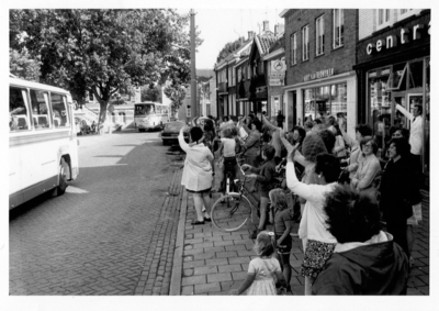 14-149 Schoolreisje met 500 kinderen, georganiseerd door de winkeliersvereniging, naar het Dolfinarium in Harderwijk en ...