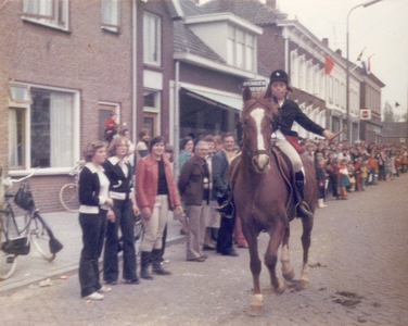 14-153 Zomerfeest in Kerkdriel. Ringsteken op het Mgr. Zwijsenplein.