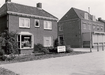 14-179 De afdeling verzekeringen van de Rabobank wordt ondergebracht in het huis dat links van de Rabobank staat ...