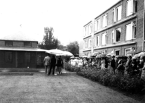 14-195 De opening van de volière, door burg. H. Pannekoek, bij het bejaardenhuis De Leijenstein aan de Beatrixstraat te ...