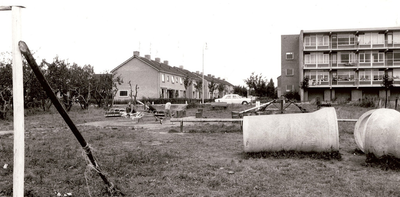 14-202 Een speelterreintje aan de Ipperakkeren tegenover de flats. De namen van de spelende kinderen zijn niet achterhaald.