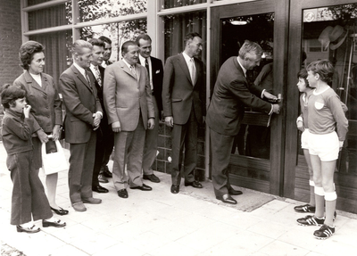 14-203 Opening door burg. Van Gils van de nieuwe sportaccommodatie van voetbalvereniging DSC bij het voetbalveld aan de ...
