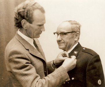 14-204 Op 3 juli 1972 kreeg de heer C. Vos een onderscheiding voor 30 jaar trouwe dienst bij de vrijwillige brandweer ...