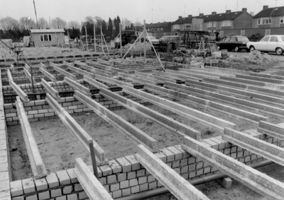 14-205 Begin van de bouw van nieuwe huizen in Kerkdriel. Dit is de mandemakersstraat in aanbouw, links achter bomen van ...