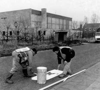 14-229 Aanleg van een zebrapad tegenover de sportzaal den Ipper aan de Kerkstraat te Kerkdriel. De persoon rechts op de ...