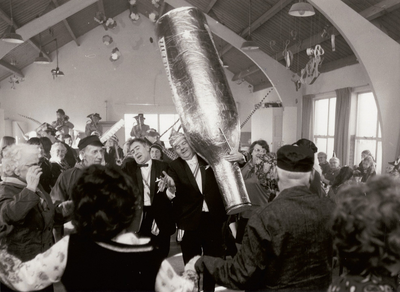 14-231 Het bejaardencarnaval in De Piepelenberg aan de Kerkstraat 42 te Kerkdriel. Op de foto zijn te herkennen: J. ...