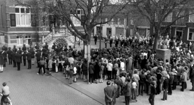 14-239 Aubade gebracht door kinderen uit Kerkdriel vanwege de viering van Koninginnedag 1971.