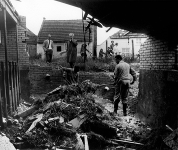 14-240 Afbraak van een schuur, door Rijkswaterstaat, die te dicht tegen de dijk stond. Eigenaar was slager A. Verdonk.