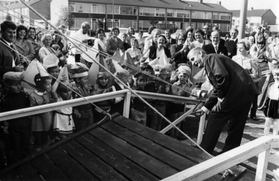 14-241 Opening door burgemeester Van Gils van de nieuwe kleuterschool De Vijf Koepeltjes (aan de Nederlandstraat?). Een ...