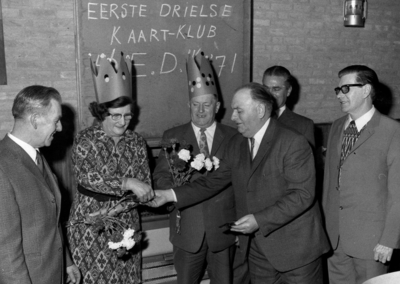 14-261 De E.D.K. (Eerste Drielse Kaartclub) uit Kerkdriel vierde haar zilveren jubileum in café Het Arendsnest aan de ...