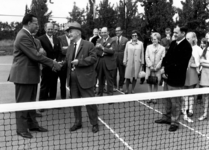 14-267 Opening van de tennisbaan aan de Ipperakkeren te Kerkdriel. Van links naar rechts: Ph. van Aalst, Pietersen, ...