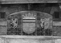 14-279 Tegeltableau van het wapen van de gemeente Maasdriel aan de achterzijde van het gemeentehuis aan het Mgr. ...