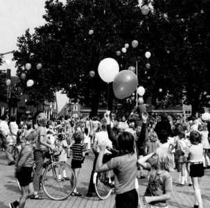 14-291 Op 5 september 1973 was er een ballonwedstrijd/Oranjefeest t.g.v. het 25-jarig regeringsjubileum van de Koningin ...