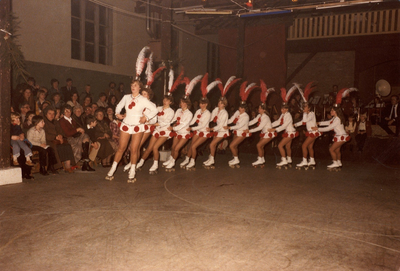 14-297 Een kleurenfoto van een show van rollerclub De Kerrolls uit Kerkdriel in het Witte Huis aan de Leijensteinstraat.