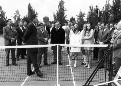 14-298 Opening tennisbaan Kerkdriel. Personen van links naar rechts op de voorgrond L. Kruitwagen, Ph. van Aalst, A. ...