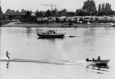 14-316 Waterskiën op de Maas bij Den Bol aan de Maasbandijk te Kerkdriel.