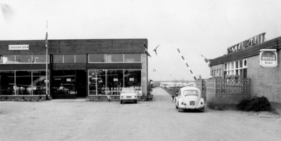 14-322 De boten- en caravanhal en het restaurant van watersportcentrum Den Bol aan de Maasbandijk te Kerkdriel.