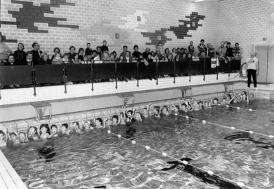 14-324 Een groep jeugdige zwemmers in het zwembad De Kreek te Kerkdriel. Herkend werd T. van de Meijden-van Tiel.