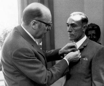 14-328 Op 1 juli 1971 kreeg de heer H. Schimmel een bronzen onderscheiding omdat hij 40 jaar had gewerkt bij de ...