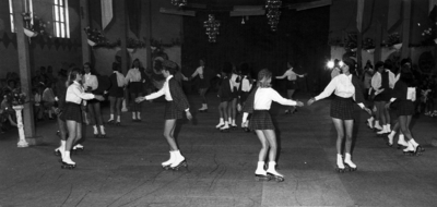 14-343 Een show van rollerclub De Kerrolls, gekleed in Schotse kostuums, in het Witte Huis aan de Leijenstenstraat te ...