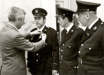 14-351 Op 6 mei 1971 werden onderscheidingen uitgedeeld aan drie leden van de vrijwillige brandweer van Maasdriel voor ...