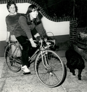 14-359 Winnares van een fiets met de Pientere Pieten Puzzel van het weekblad De Toren: Mevr. Stoof en haar dochter.
